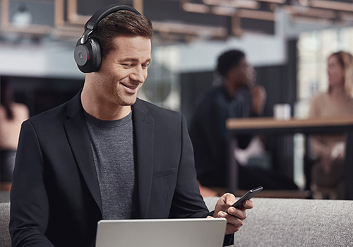 Gentleman in office wearing a Jabra Evolve2 85 headset