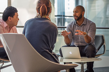 Apple specialist discussing Apple education options with client